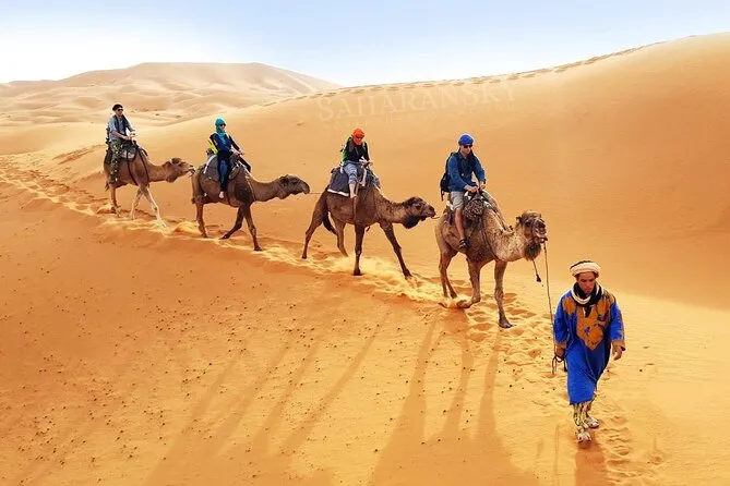Passeio de camelo no deserto do Saara — excursão Marrocos Ganhe o Mundo