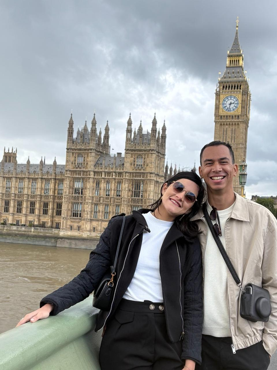 Dani e Kim em Londres com o Big Ben — roteiro Paris e Londres personalizado
