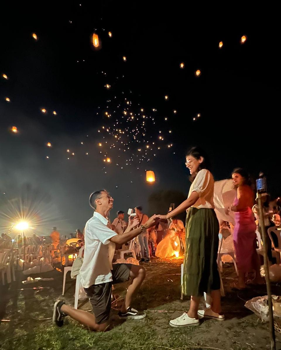 Kim pedindo Dani em casamento no Festival das Lanternas em Chiang Mai, Tailândia — a história que deu origem à Ganhe o Mundo