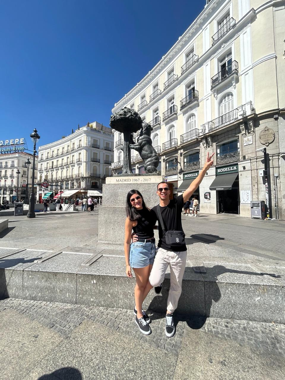 Dani e Kim em Madri na Puerta del Sol — roteiro Espanha e Marrocos personalizado
